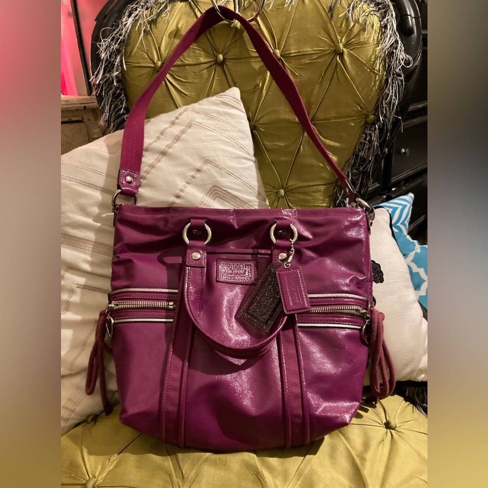 Coach Daisy Liquid Gloss Pocket tote in Berry. Used: 50$ obo CUTE!!